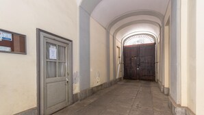 Ein Korridor mit einer Holztür und einem Fenster mit einem Schild.