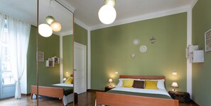 Une chambre à coucher comprenant un lit, des tables de chevet, un miroir et des éléments de décoration murale.