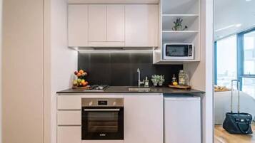 Køleskab, mikrobølgeovn, ovn, kogeplade