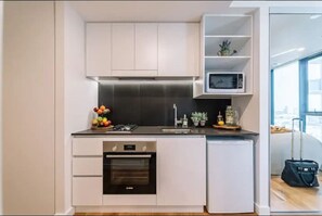 Fridge, microwave, oven, stovetop - Pool, Free Carpark, Gym, Compact and Cosy Studio (South Brisbane)