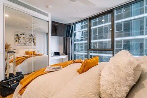 Desk, iron/ironing board, WiFi (free), bed sheets - Pool, Free Carpark, Gym, Compact and Cosy Studio (South Brisbane)