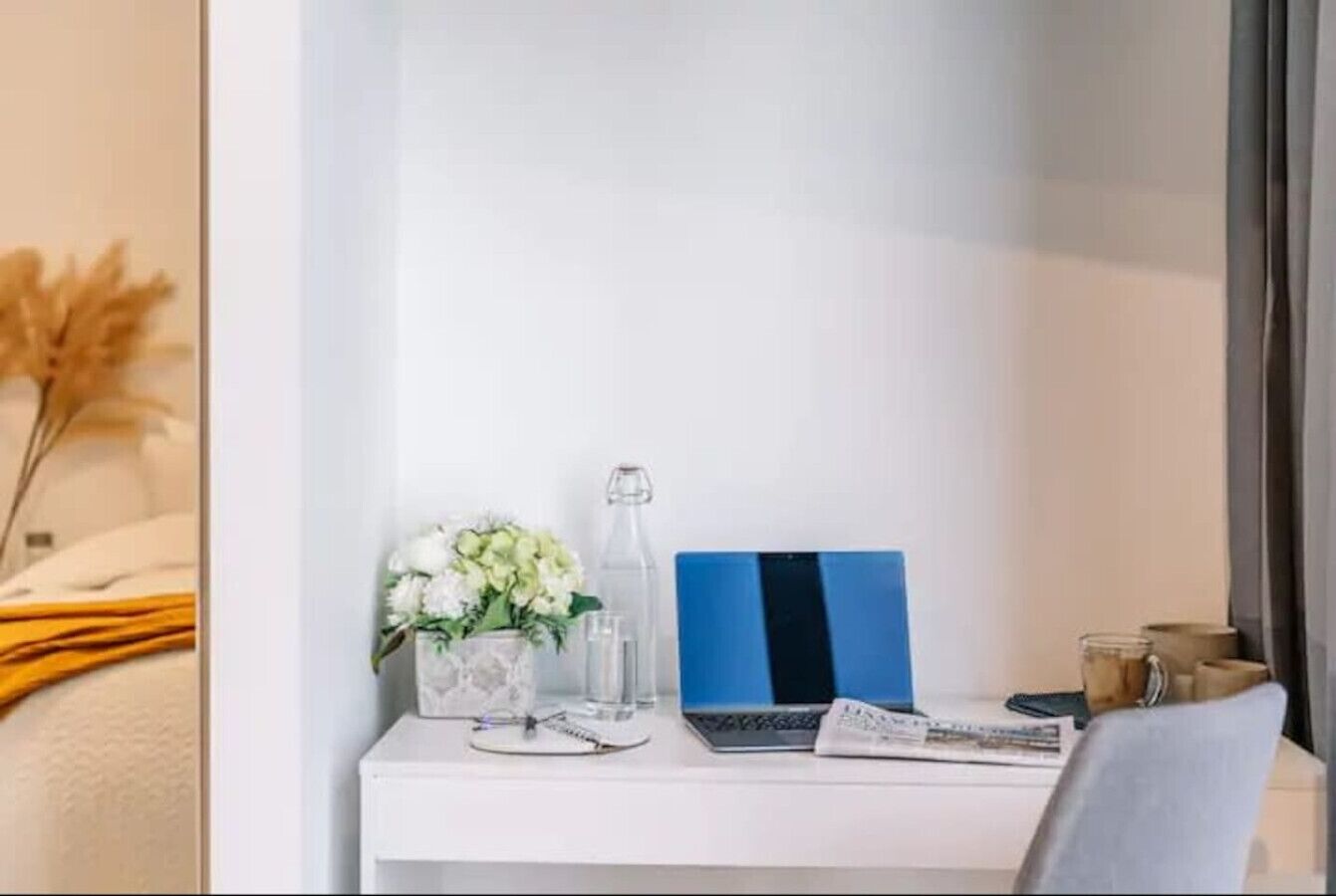 Una scrivania, ferro/asse da stiro, Wi-Fi gratuito, lenzuola