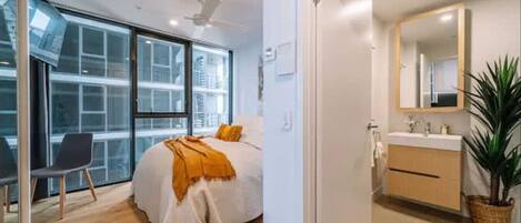 Skrivebord, strykejern/-brett, wi-fi (inkludert) og sengetøy