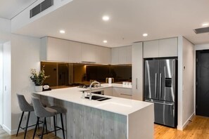 Réfrigérateur, four à micro-ondes, un four, surface de cuisson