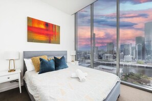 3 habitaciones, escritorio, tabla de planchar con plancha y wifi gratis 