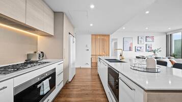 Coffee/tea maker, fridge, oven, stovetop