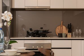 Kühlschrank, Mikrowelle, Ofen, Herdplatte