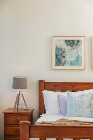 Desk, iron/ironing board, free WiFi, bed sheets - Prime Location Compact 1BD Apartment at Southbank (South Brisbane)