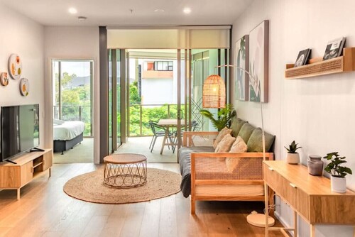 Walk to River, Cute Designer 2BR Apt in West End