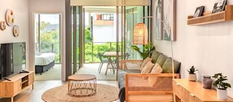 Walk to River, Cute Designer 2BR Apt in West End
