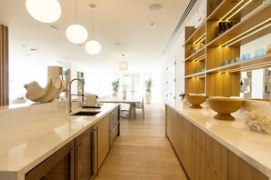 Refrigerador, microondas, horno, lavavajillas