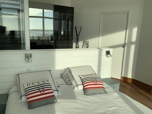 3 habitaciones, escritorio y tabla de planchar con plancha