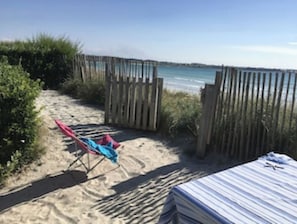 En la playa, camastros y toallas de playa