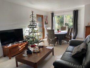 Smart TV, DVD player, table tennis, books