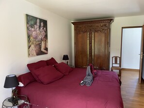 3 bedrooms, in-room safe, iron/ironing board, travel crib