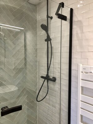 Dusche, Haartrockner, Handtücher, Seife