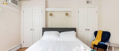 2 間睡房、房內夾萬、書桌、熨斗/熨衫板