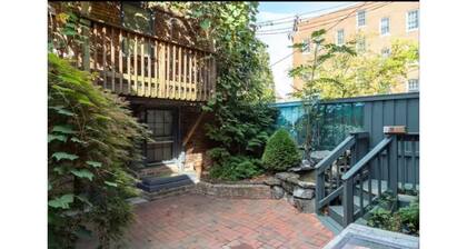 Cozy Old Town Escape: 2BR Dream WalkScore 98