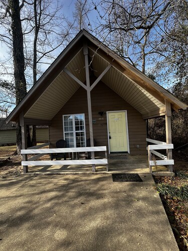 Cozy cottage by the lake! 18c
