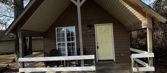 Cozy cottage by the lake! 18c