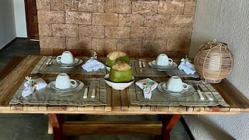 Refrigerador, cafetera/tetera, licuadora, horno eléctrico