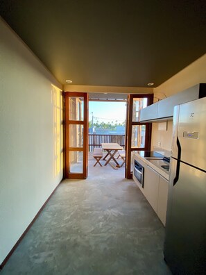 Refrigerador, cafetera y tetera, licuadora y horno tostador