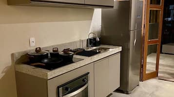 電冰箱、咖啡機/沖茶器、攪拌器、小烤箱