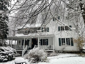 Exterior - Maison du quai: Heritage Home 1878 with Hot Tub & Fireplace (Sainte-Pétronille)