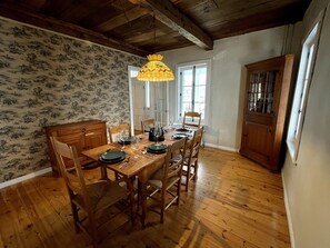 Dining - Maison du quai: Heritage Home 1878 with Hot Tub & Fireplace (Sainte-Pétronille)