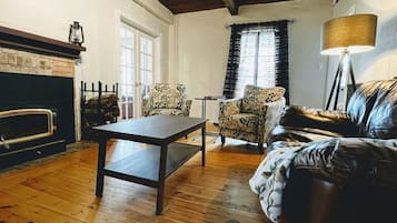 Smart-tv, een open haard en boeken