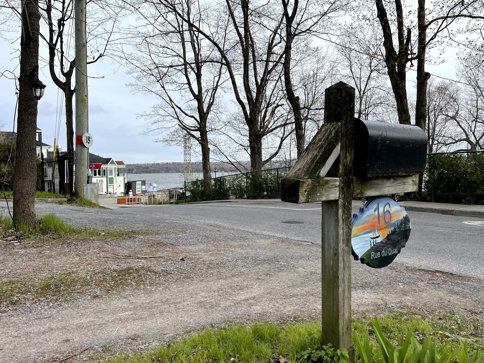 Una cassetta delle lettere con un cartello che indica 'Rue du Quai'.