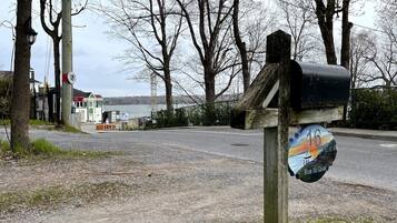 Una cassetta delle lettere con un cartello che indica 'Rue du Quai'.