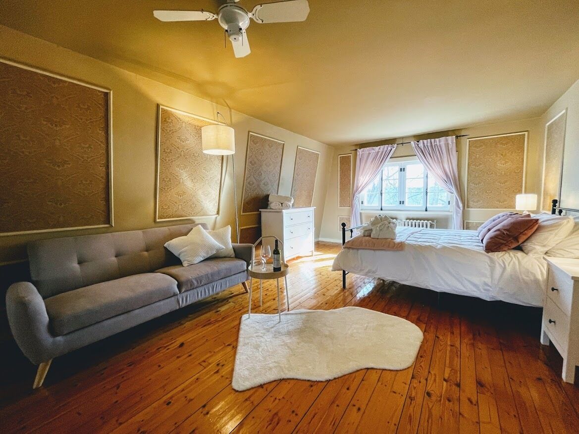 3 bedrooms, desk, iron/ironing board, travel crib