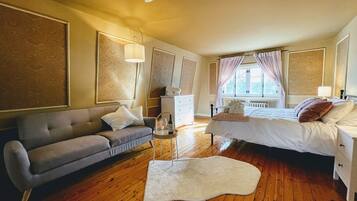 3 bedrooms, desk, iron/ironing board, travel crib