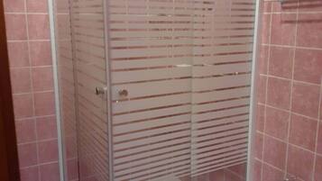Haartrockner, Handtücher, Seife, Toilettenpapier