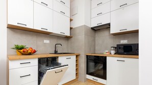 Mikrowelle, Geschirrspüler, Kochgeschirr/Geschirr/Besteck