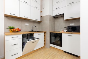 Mikrowelle, Geschirrspüler, Kochgeschirr/Geschirr/Besteck