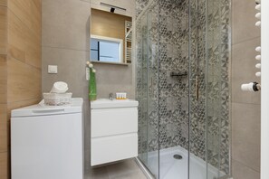 Shower, towels - Radzymińska Apartment Warsaw by Renters (Warsaw)