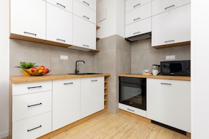 Microwave, dishwasher, cookware/dishes/utensils - Radzymińska Apartment Warsaw by Renters (Warsaw)