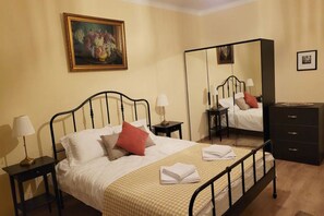 2 bedrooms, desk, iron/ironing board, free WiFi - Ema's Vintage Spacious 2 BR Central Apartment with Mountain View (Brașov)