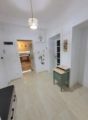 Interior - Ema's Vintage Spacious 2 BR Central Apartment with Mountain View (Brașov)