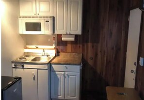 Frigorifero, microonde, piano cottura