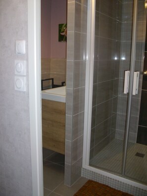 Dusche, Haartrockner, Toilettenpapier