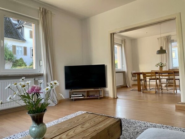 Smart-TV, Bücher, Computerbildschirme