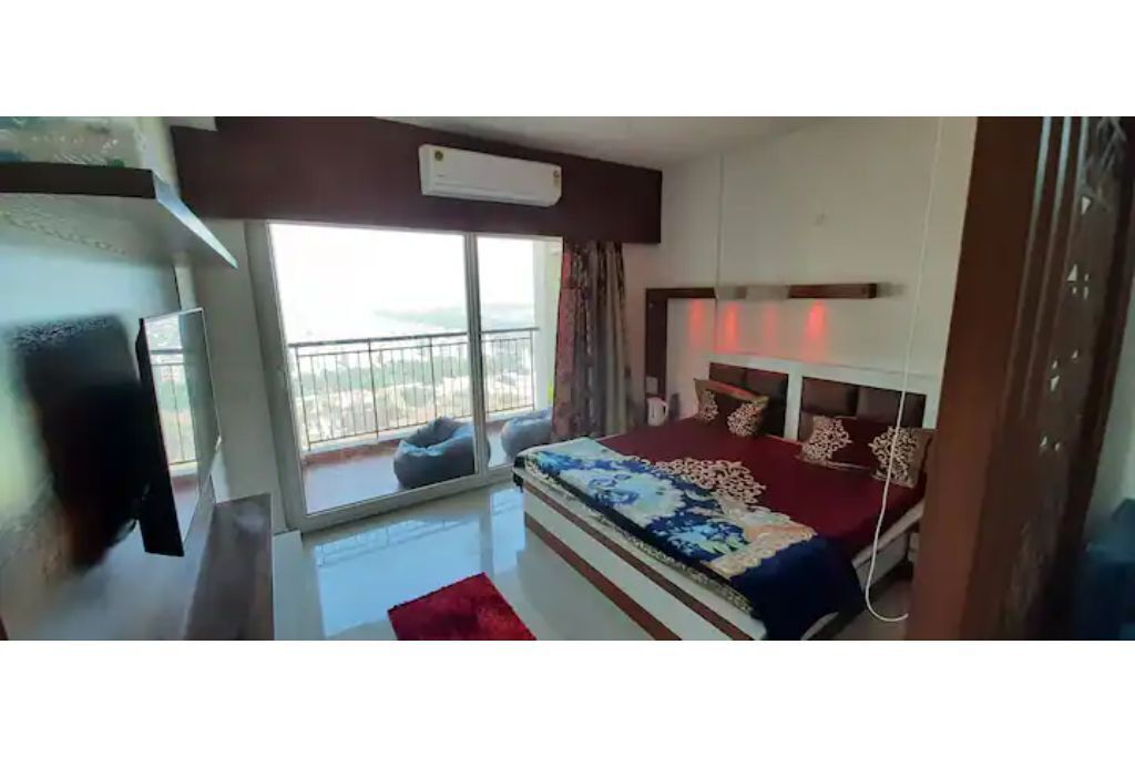 Réfrigérateur, four à micro-ondes, surface de cuisson