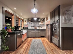 Kühlschrank, Mikrowelle, Ofen, Geschirrspüler