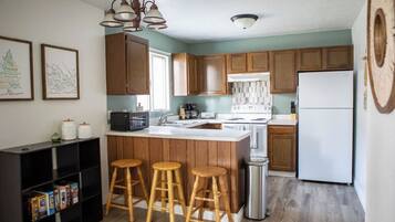 Geladeira, micro-ondas, fogão, cooktop