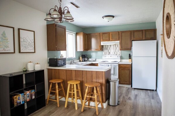 Fridge, microwave, oven, stovetop - Cozy Twin Pines Apartment-Great Falls (Great Falls)