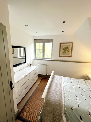 2 bedrooms, travel cot, WiFi, bed sheets