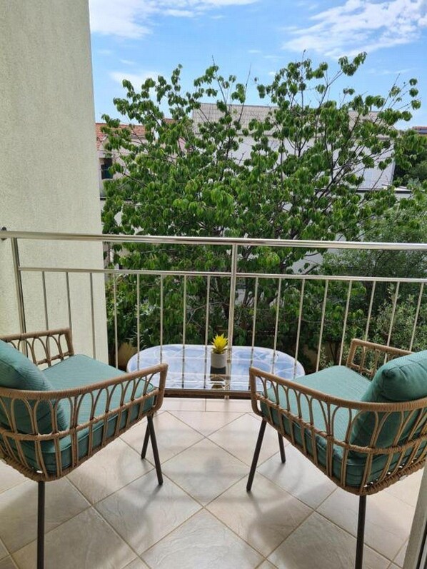 Apartment (Standard One Bedroom Apartment with B) | Balcony
